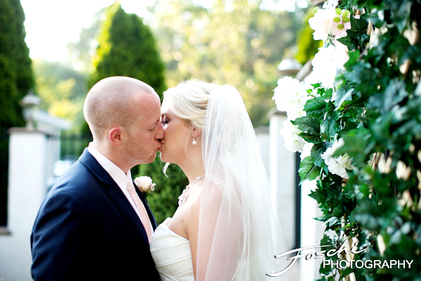 Foschi wedding pink kiss close up