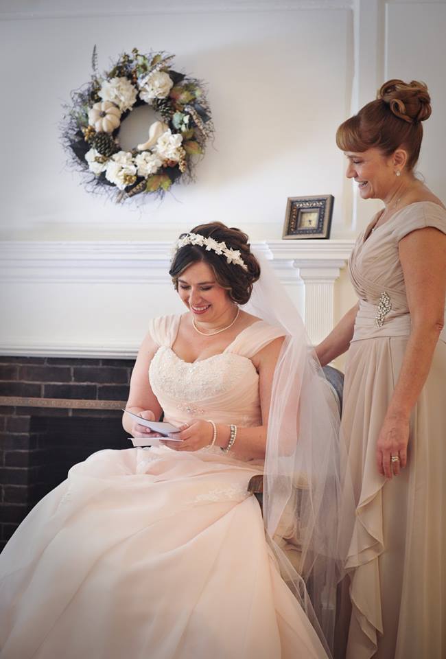 kerry-harrison-knox-bride-and-mother-reading-note