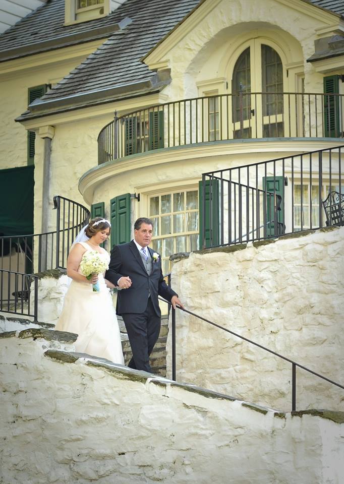 kerry-harrison-knox-bride-arriving-down-the-white-stairs