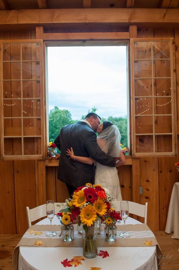 linton-barn-window-kiss-sweetheart-table